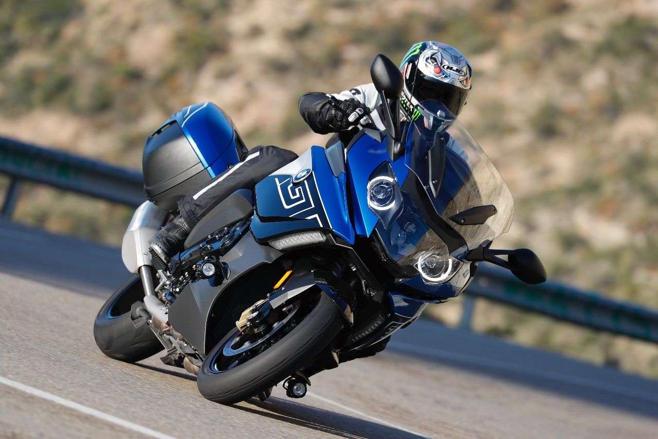 BMW K 1600 GT, hier in der aufpreispflichtigen Version „Sport“: Cool und edel, aber die kurze Scheibe der „Sport“ ist eher nicht empfehlenswert.