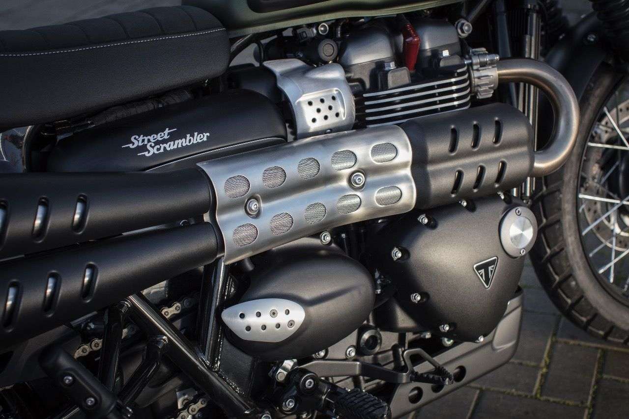 Viel Liebe zum Detail: Der Motor der Triumph Scrambler mit edlen Abdeckungen und dem charakteristischen Auspuff. Der Kat versteckt sich hinter den Hitzeschildern.