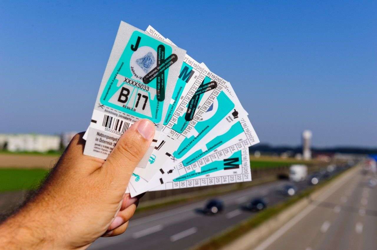 Österreichs Autobahnvignette wird ab 2018 digital. Wer weiterhin kleben will, kann sie wie bisher auch als Abziehbildchen kaufen. Foto: Asfinag/Simlinger