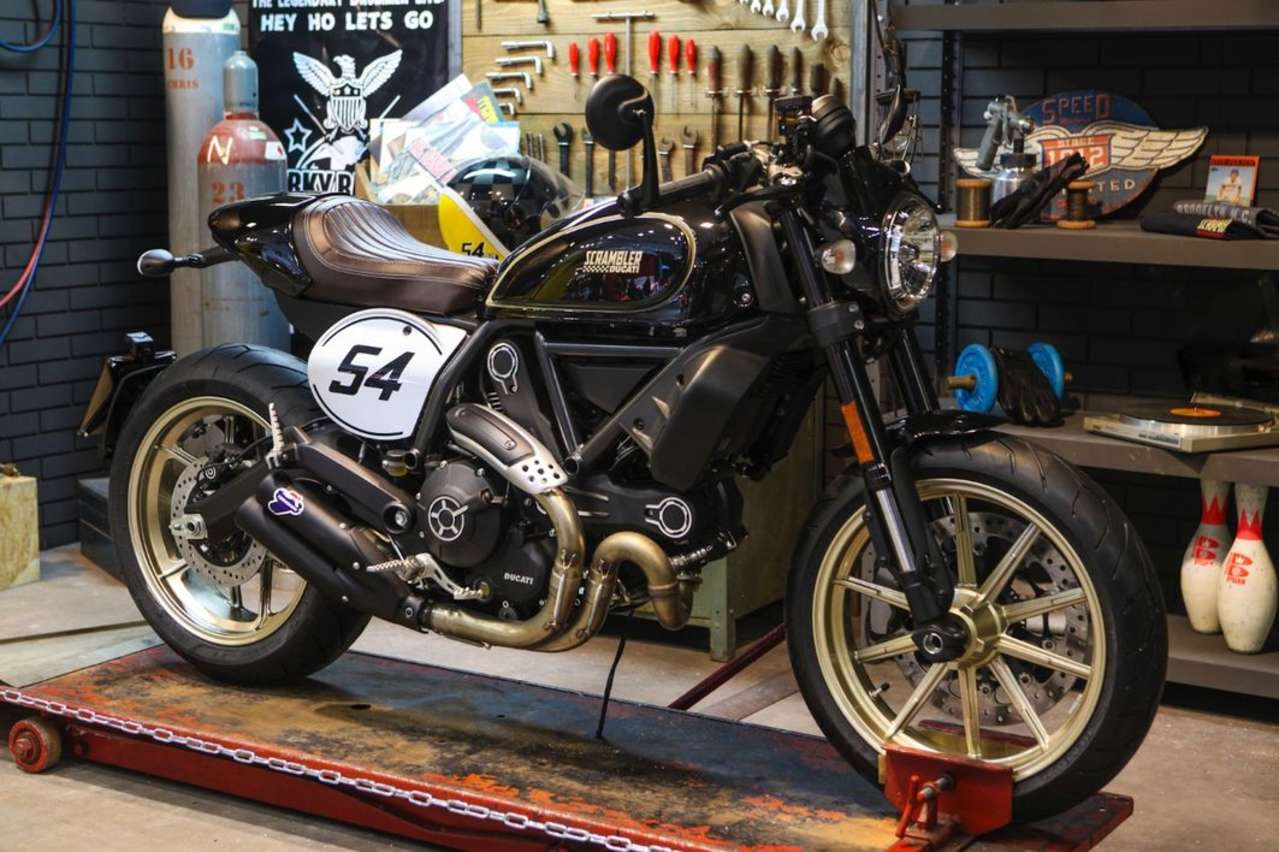 Ducati Scrambler Café Racer – ein Bild sagt mehr als tausend Worte. 12.695 Euro.