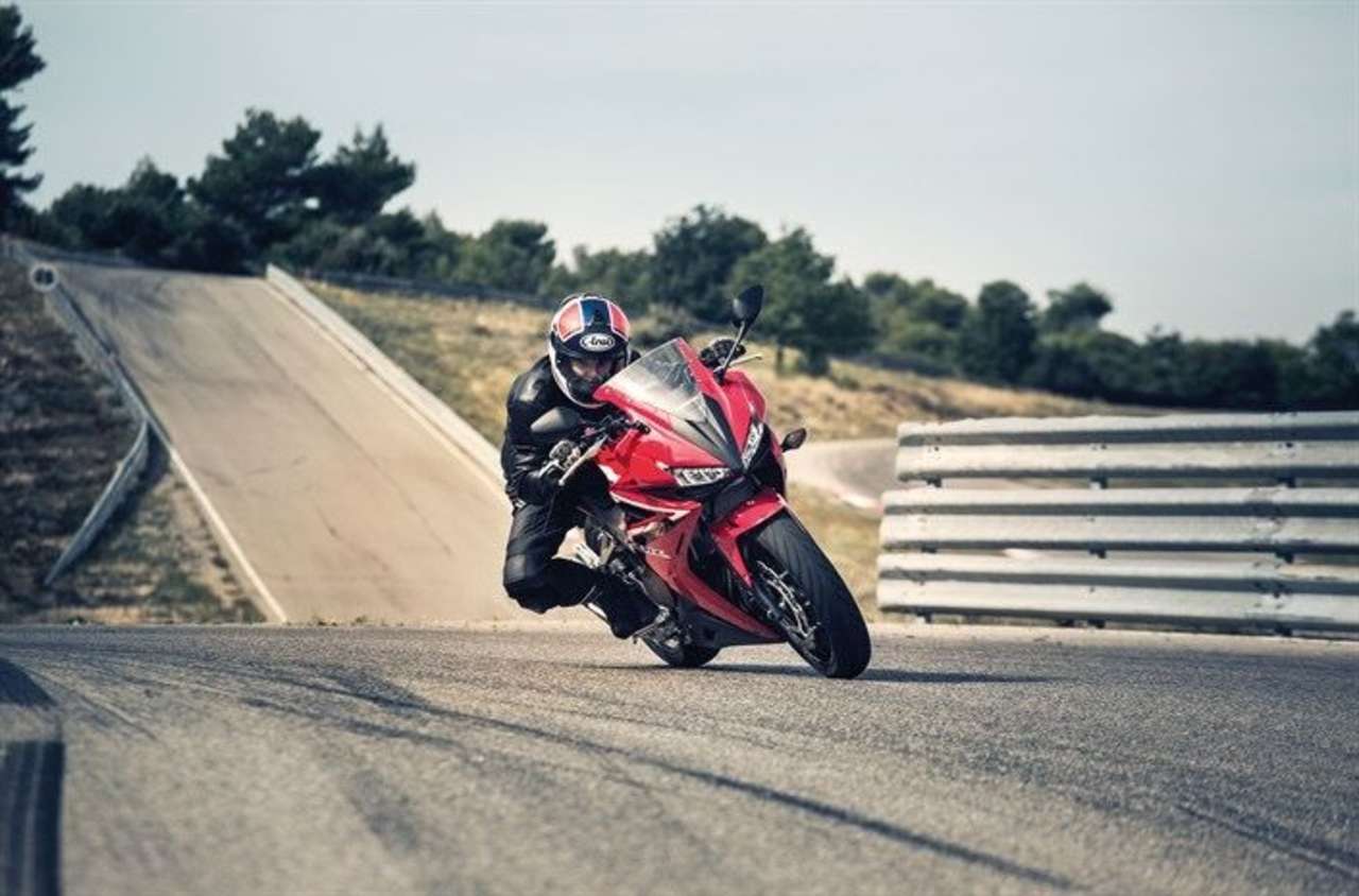 ... Honda CBR500R und, ganz oben, KTM RC390.
