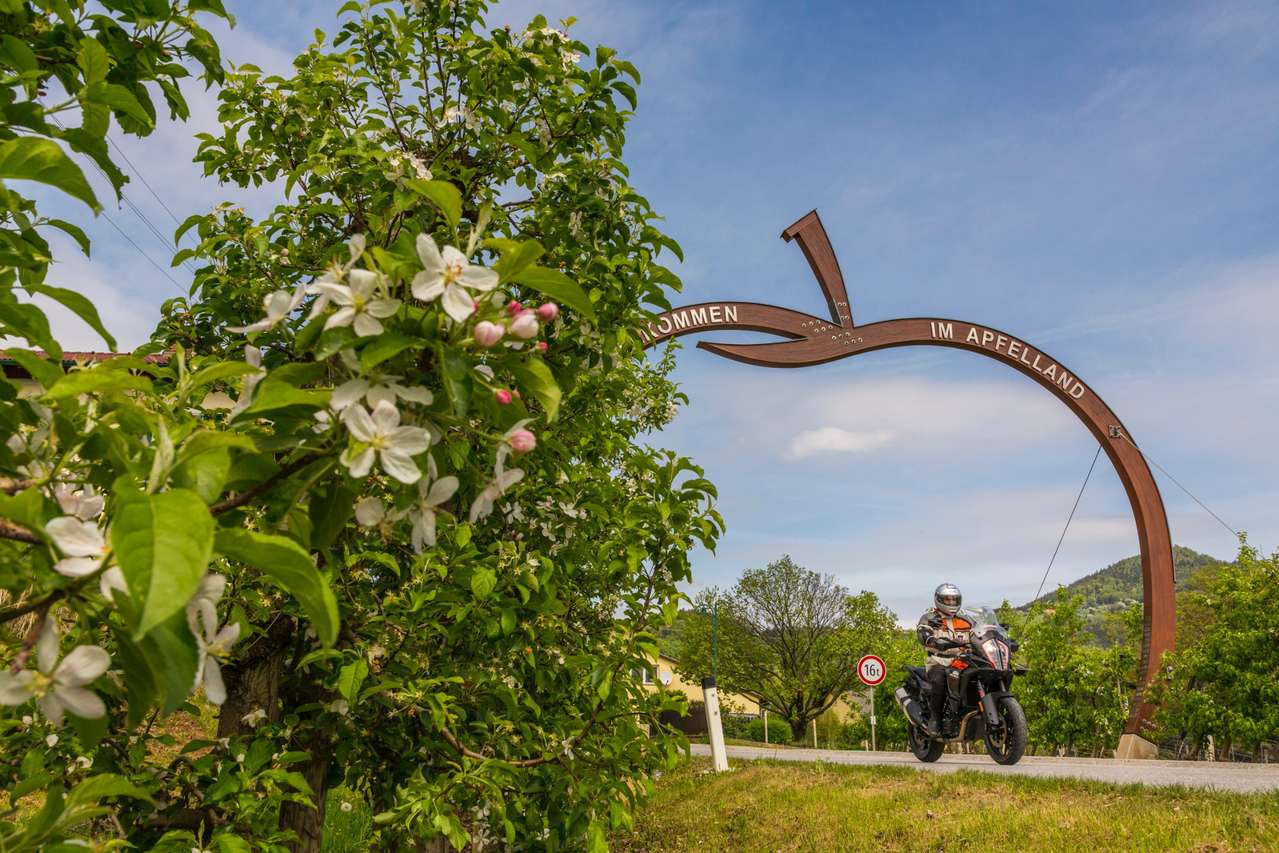 Alle Fotos, Text der Reisestory und gpx-Track von Alexander Seger