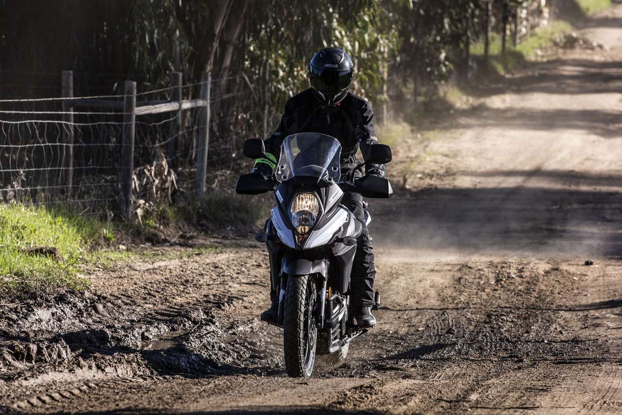 Für leichtes Gelände, Schotter- und Staubstraßen sind seine Offroadfähigkeiten mehr als ausreichend.