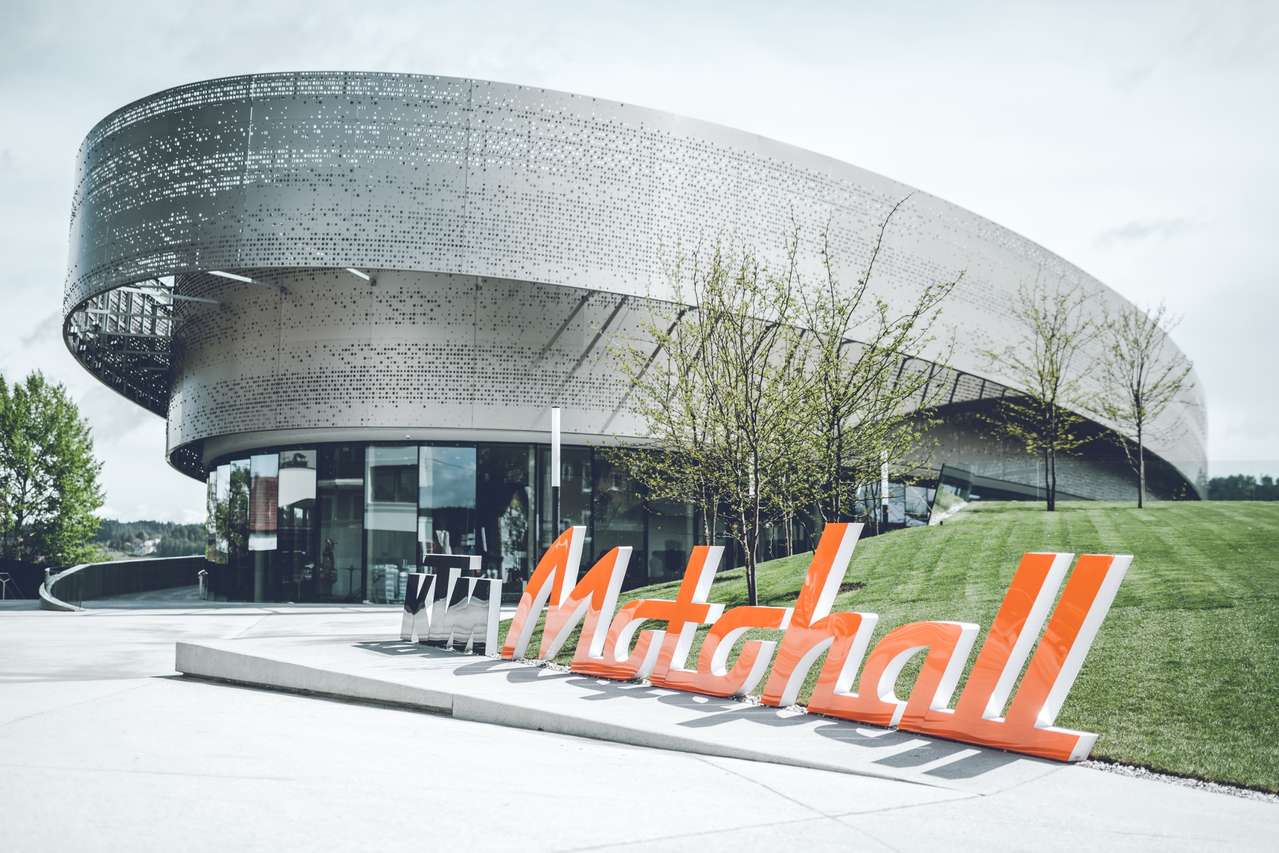 Das neue Wahrzeichen von Mattighofen: Die KTM Motohall im Herzen der Stadt. Fotos: Sebas Romero, Anna Larissa Redinger