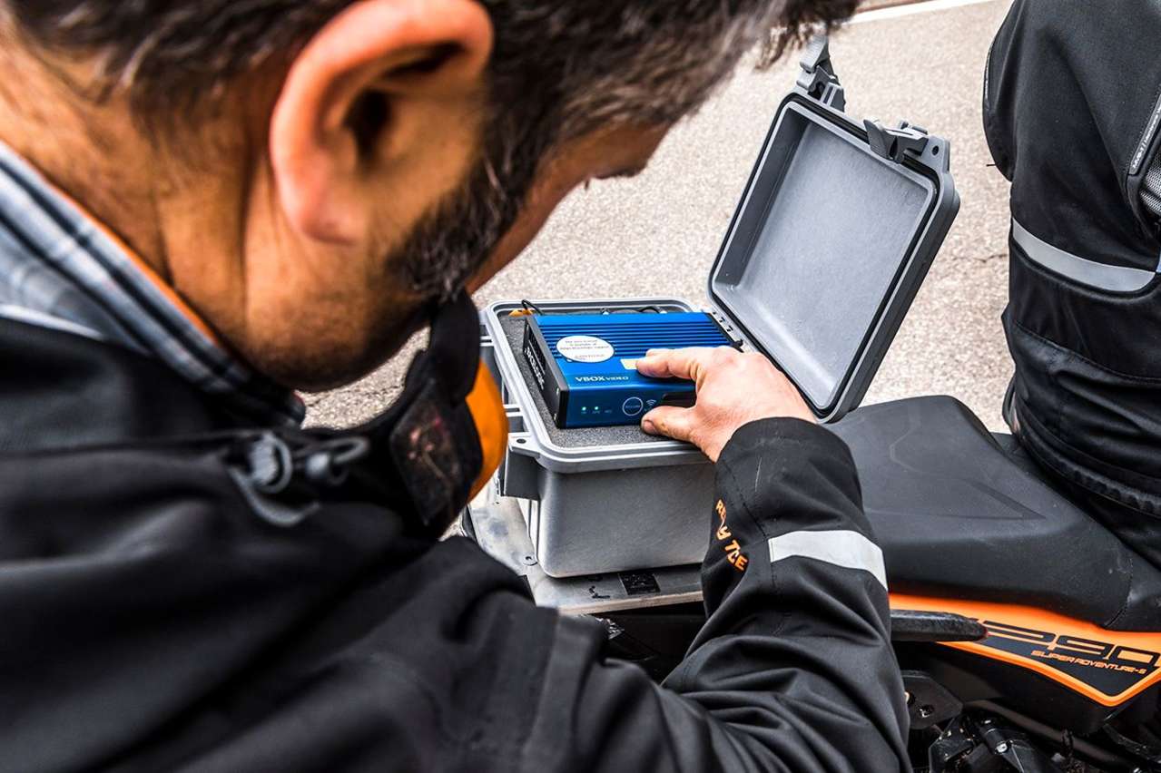 Andreas Keim vom NVH-Team bei KTM prüft das Aufzeichnungsgerät für die zahlreichen Sensoren.
