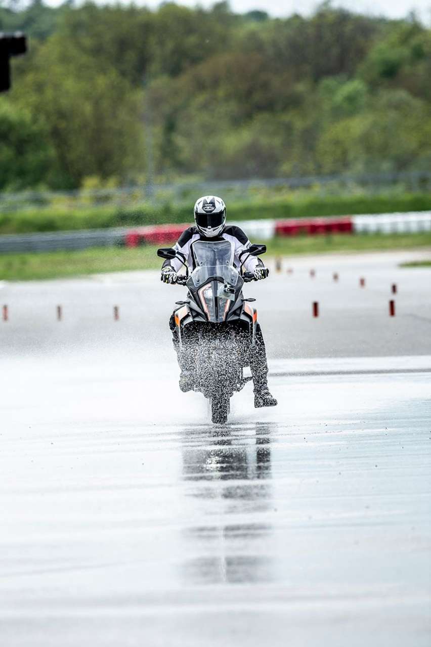 Messung der Bremswege aus 100 km/h auf konstant gefluteter Strecke.