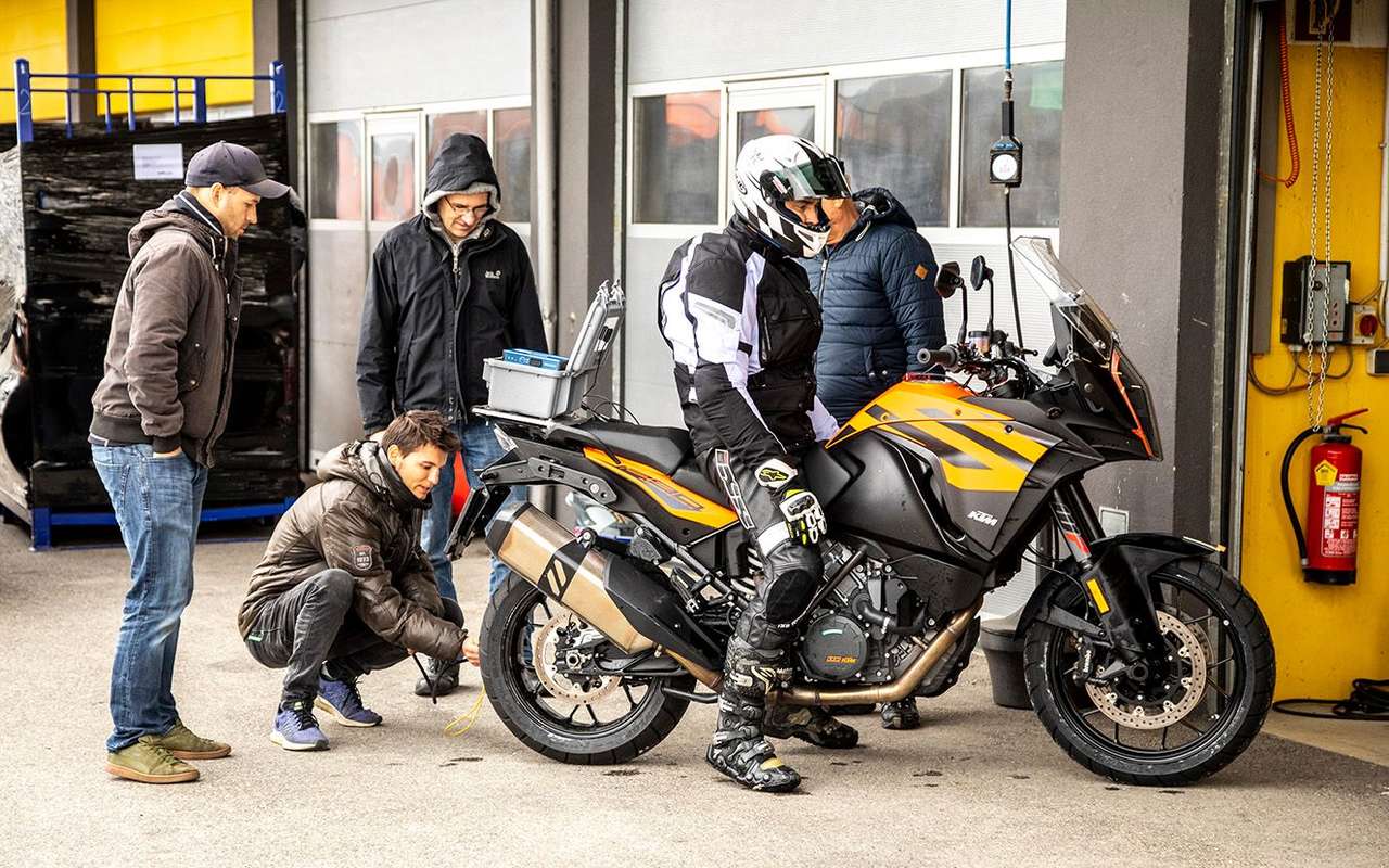 Salim Michor von KTM prüft vor jedem Testdurchgang noch einmal den Reifendruck.