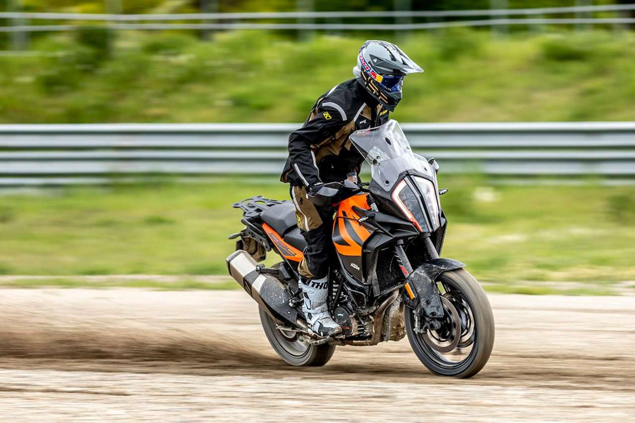 Testfahrer Andreas Halsmayer hat die KTM im Enduro-Modus mit deaktivierter Traktionskontrolle durch den Schotter gejagt.