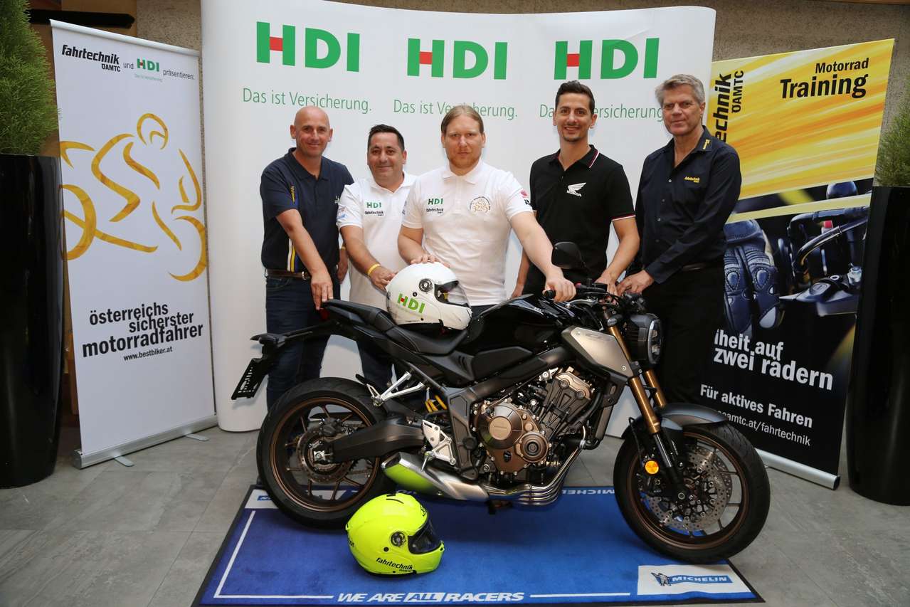 Philipp Kornfeld, Regional Manager Motorcycle Division, Honda Austria (2.v.l.) überreichte dem Sieger eine brandneue CB650R.