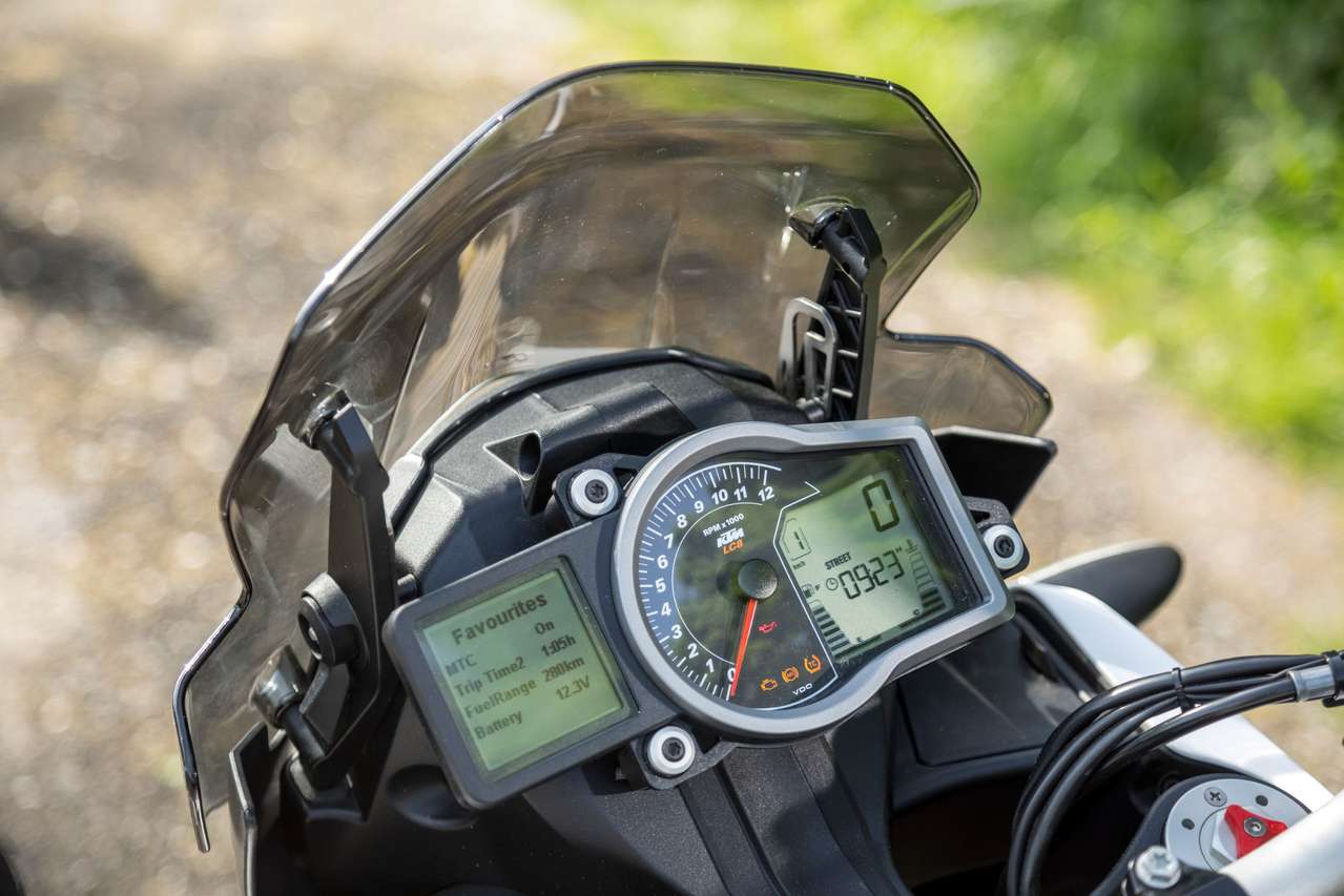 Zwei LC-Displays, Drehzahl analog