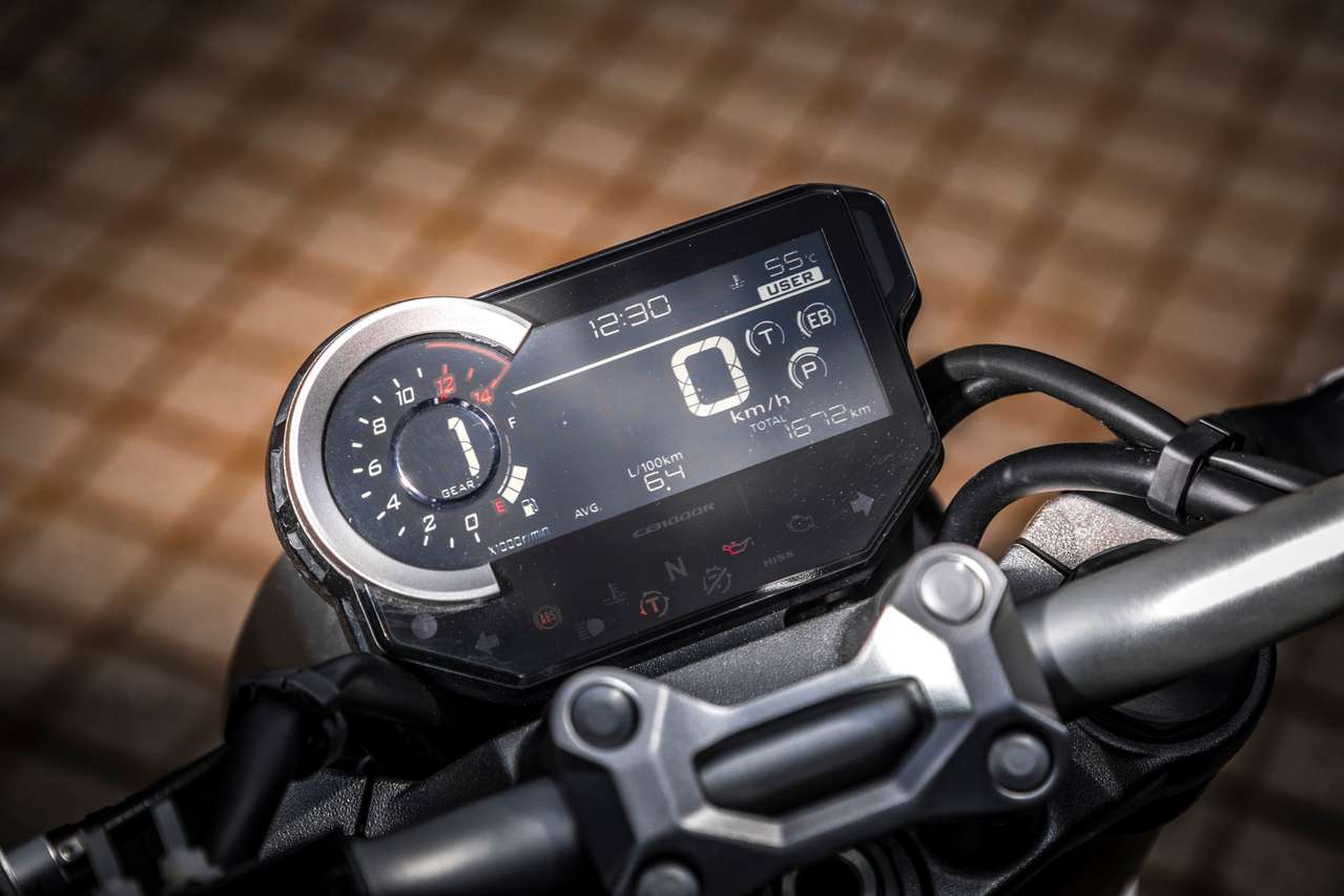 Dunkel und schlecht ablesbar: CB1000R