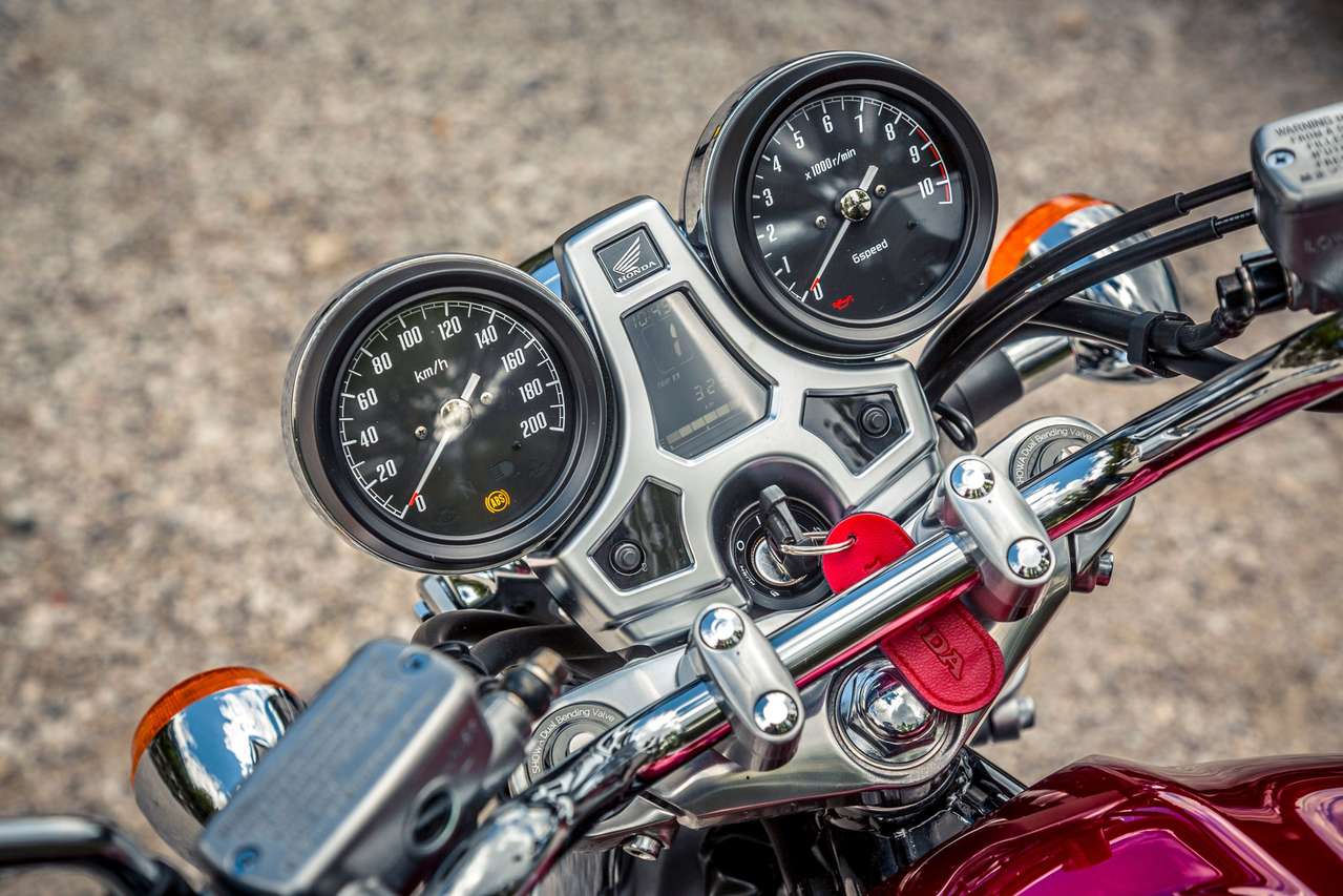Zwei Rundinstrumente für km/h und RPM