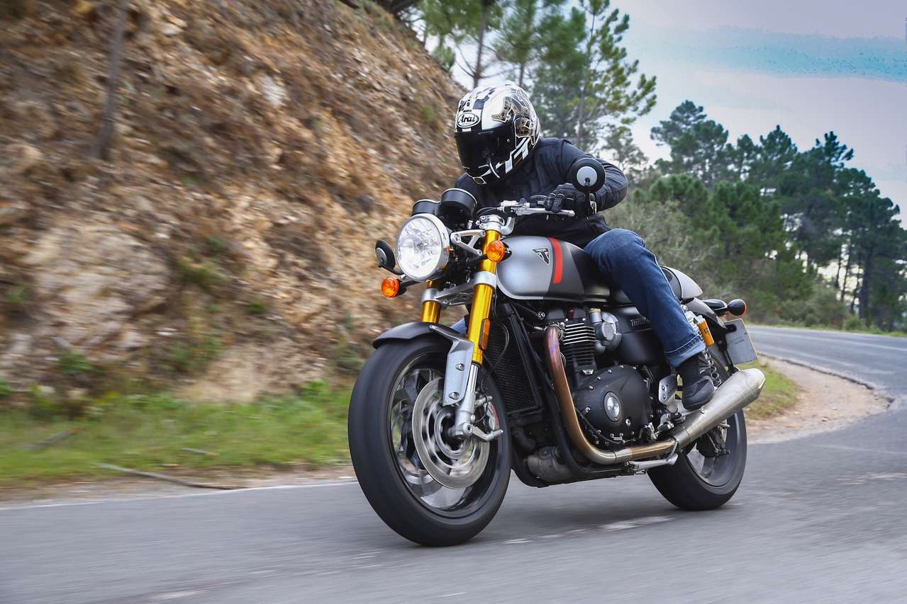 Triumph thruxton 1200 rs test top