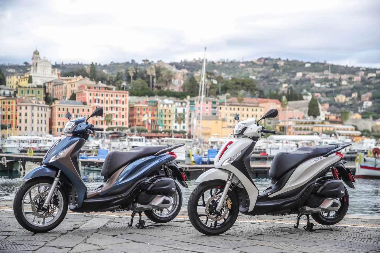 Zwei Versionen der neuen Piaggio Medley: das elegante Basismodell (l.) und die sportlichere S-Version.