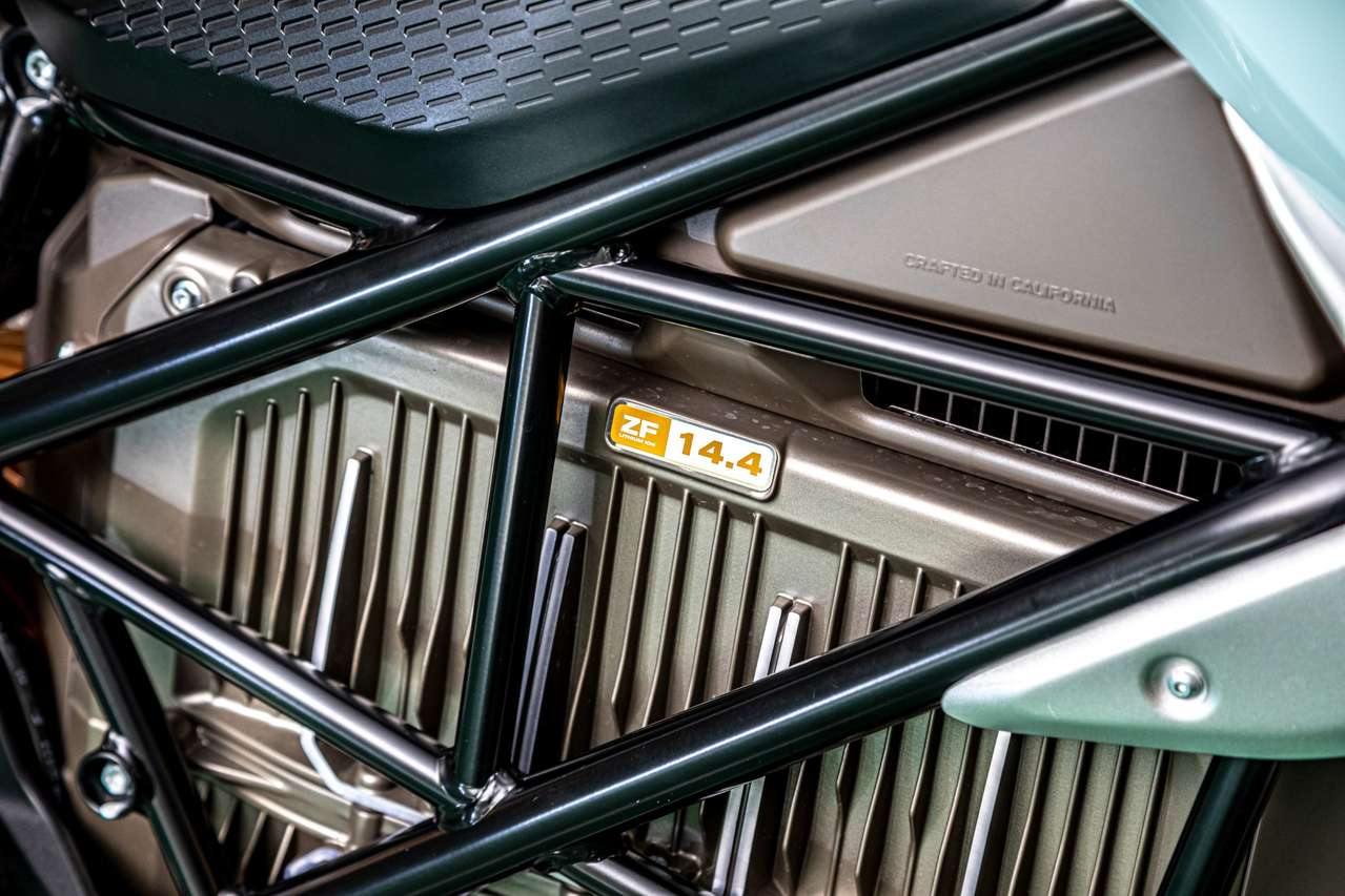 Im Gitterrohrrahmen ist ein luftgekühlter, maximal 110PS starker Motor samt 14,4 kWh Akku verschraubt, der über 54 PS Dauerleistung verfügt.