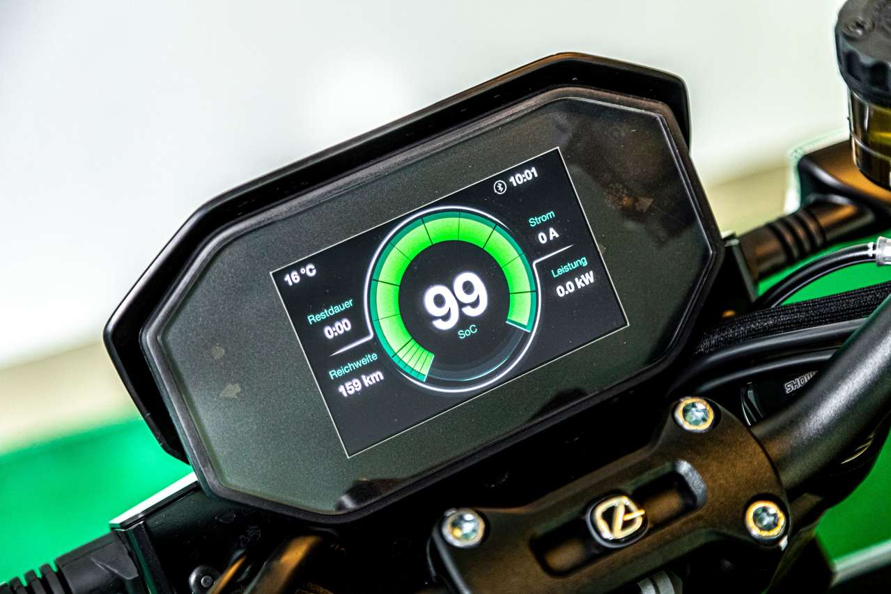 Das kontraststarke 5-Zoll-TFT-Farbdisplay liefert umfangreiche Informationen zum Fahrzeugstatus.