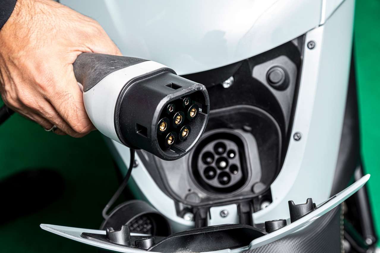 Das Aufladen daheim am 230-Volt-Kabel dauerte bei uns mehr als sechs Stunden.
