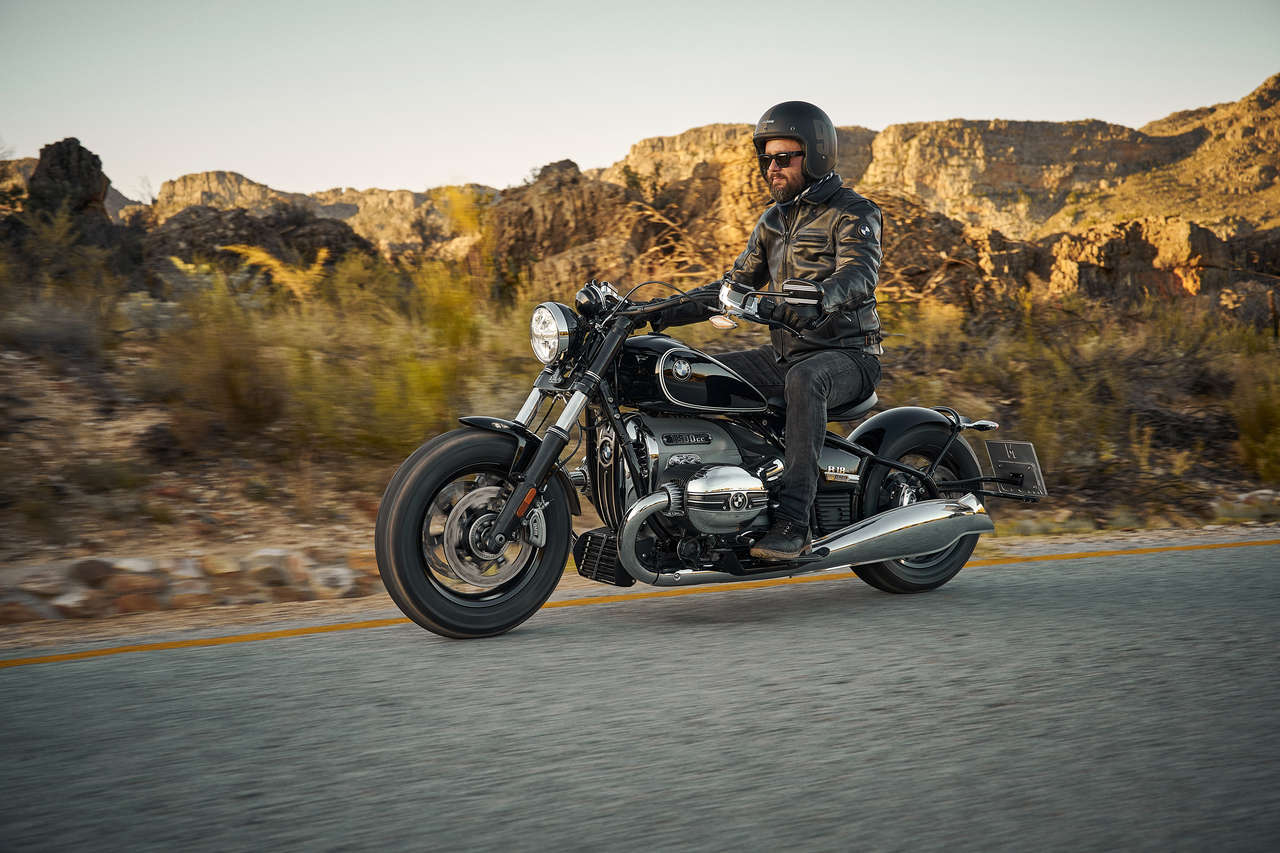 BMW R 18 als Bobber mit Schwingsattel, „frei stehendem“ Hinterrad, abmontierten Gabelhülsen und Ventildeckel in „2-Tone-Black“.