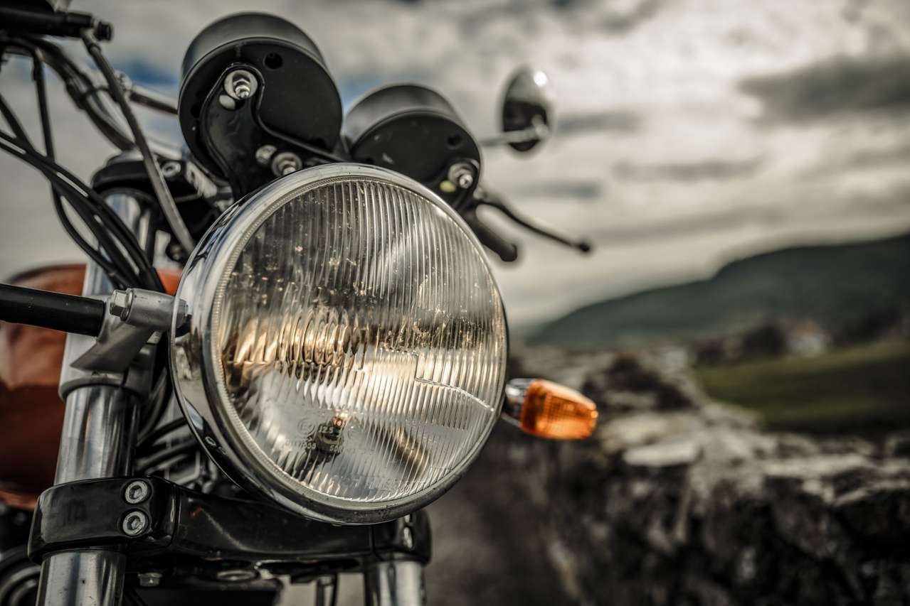 Die Enfield setzt auf Old-School-Beleuchtung.