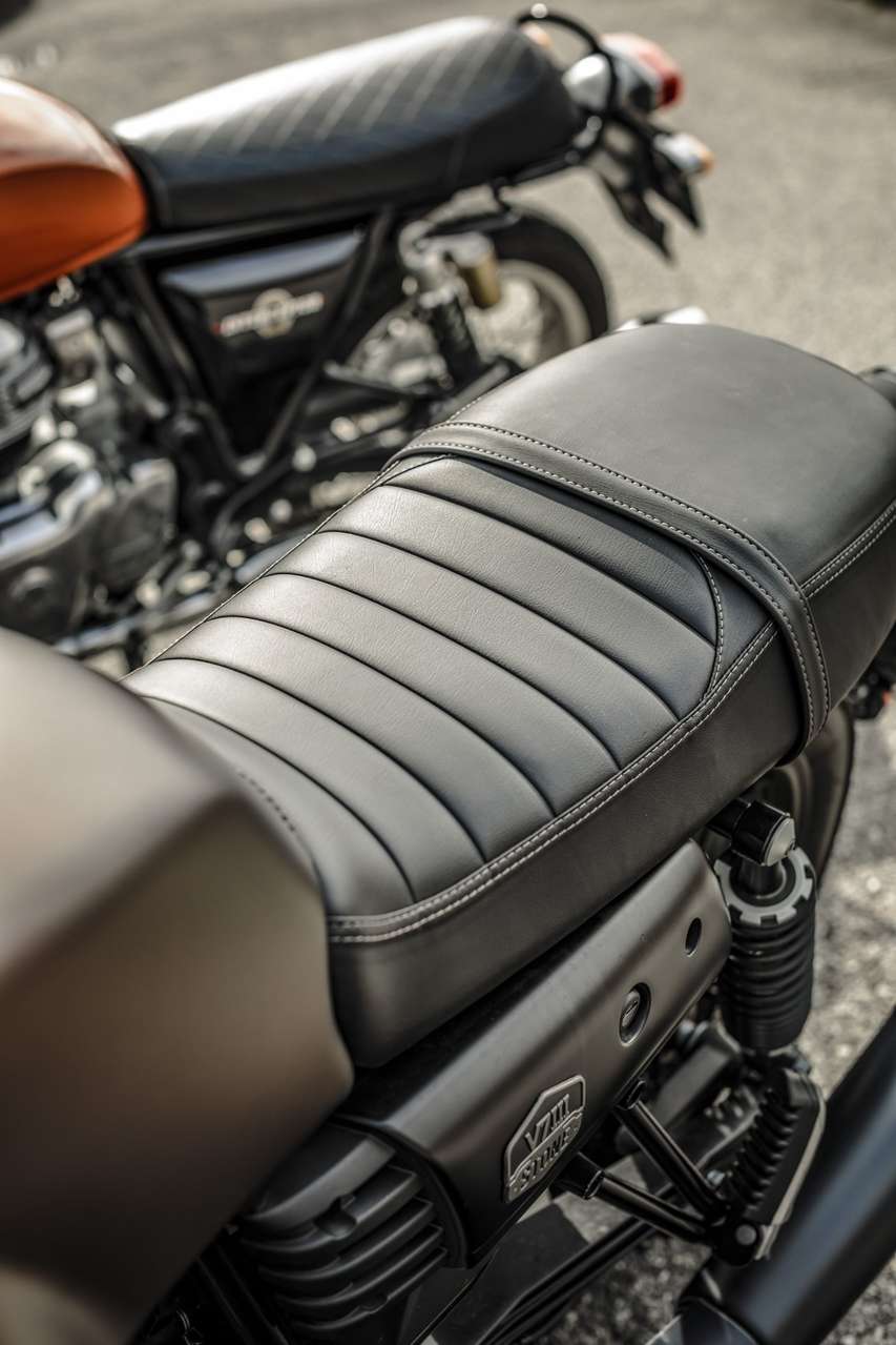 Die breite aber straffe Sitzbank der Guzzi.