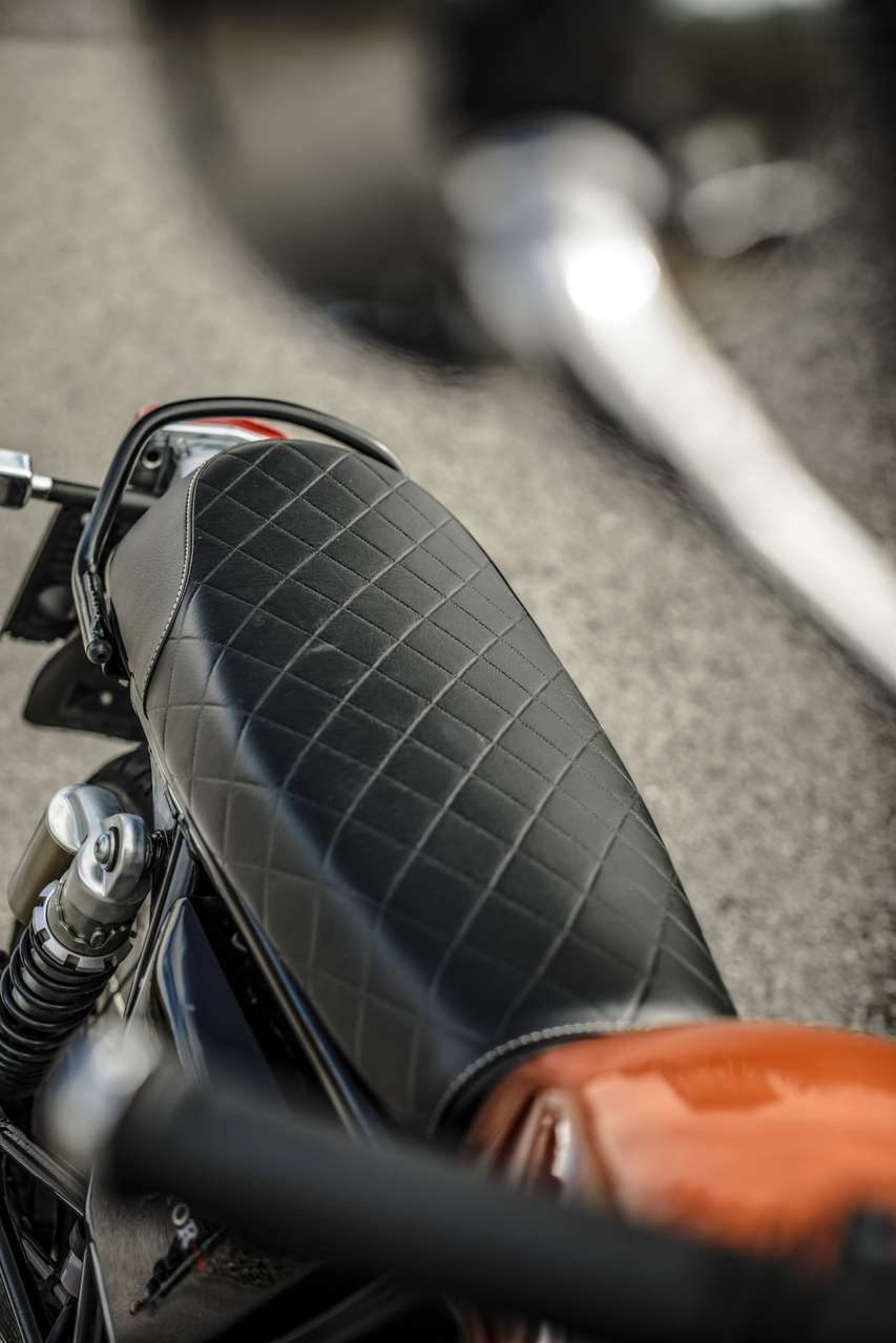 Bequemer Sattel mit Karonaht an der Royal Enfield.
