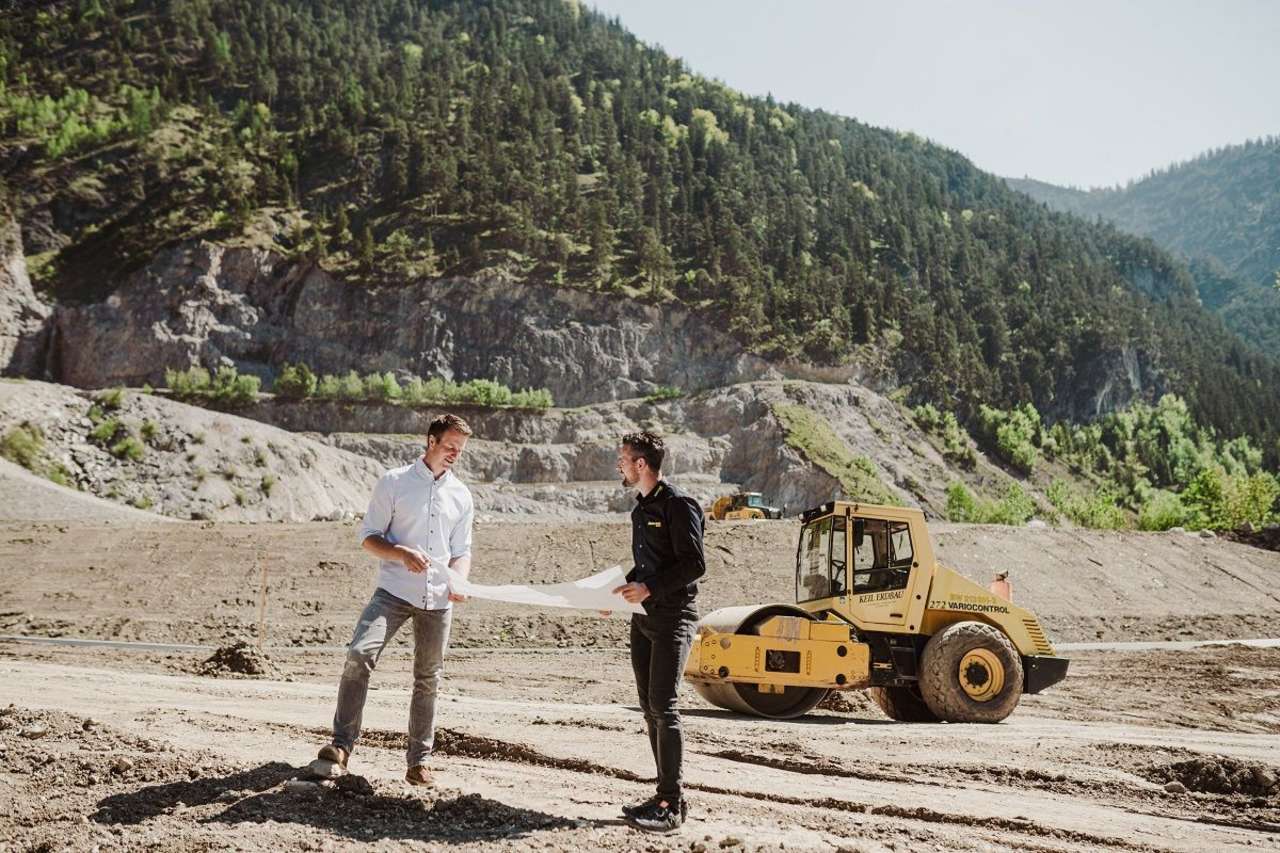 Im Bild von links nach rechts: Bauleiter Markus Neumayr, ÖAMTC Fahrtechnik Zentrumsleiter Manfred Pfeiffenberger (Fotocredit: Branislav Rohal)