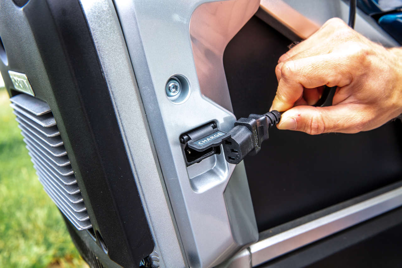 Praktisch: geladen wird mittels Kaltgerätestecker an der 220-V-Steckdose