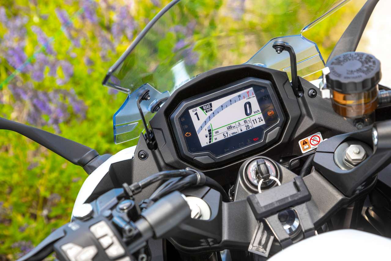 Das TFT-Cockpit ist mit der hauseigenen Kawa-App Rideology koppelbar