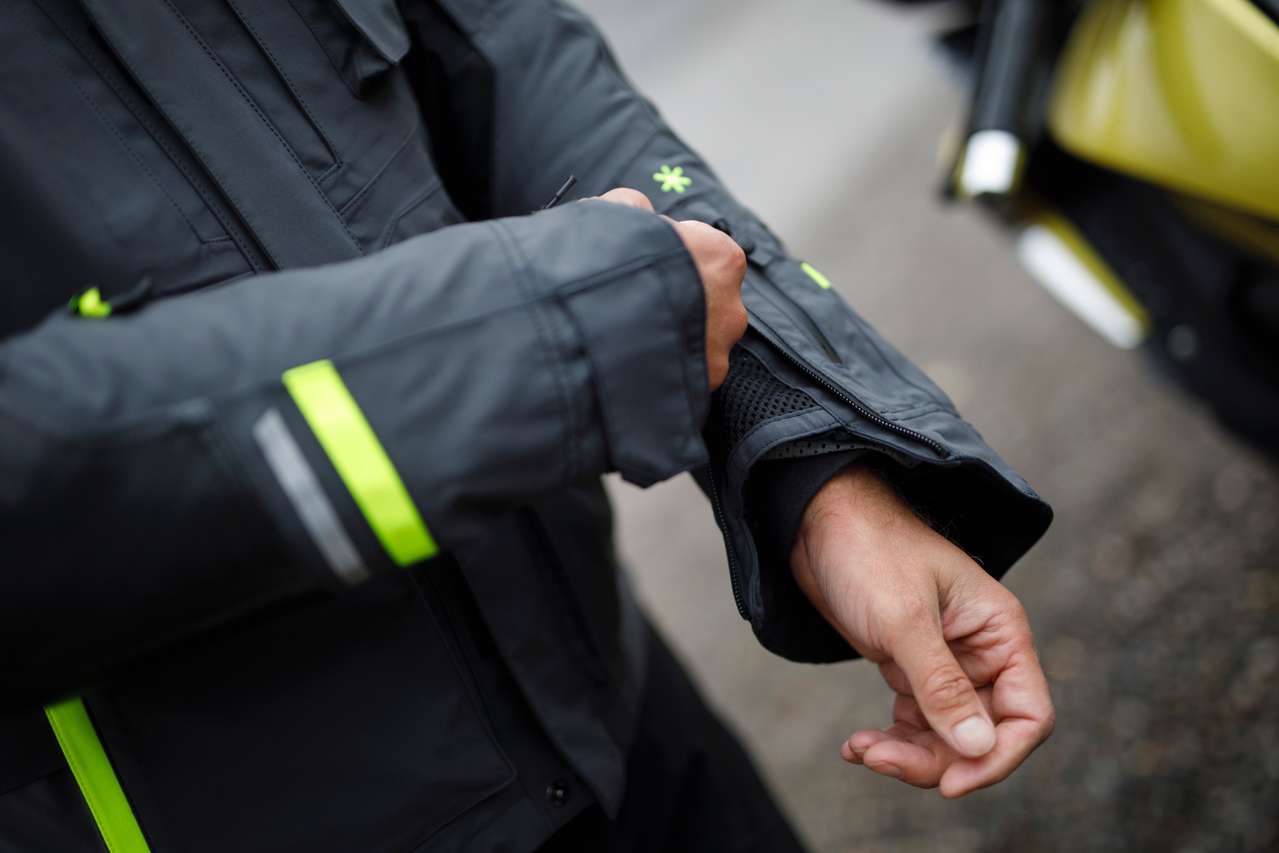 Weite Ärmel-Öffnungen für leichtes An- und Ausziehen der Handschuhe.