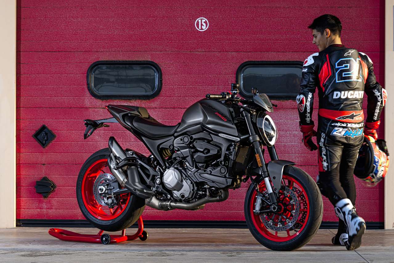 Der neue WSBK-Werksfahrer Michael Ruben Rinaldi und die ebenfalls neue Ducati Monster.