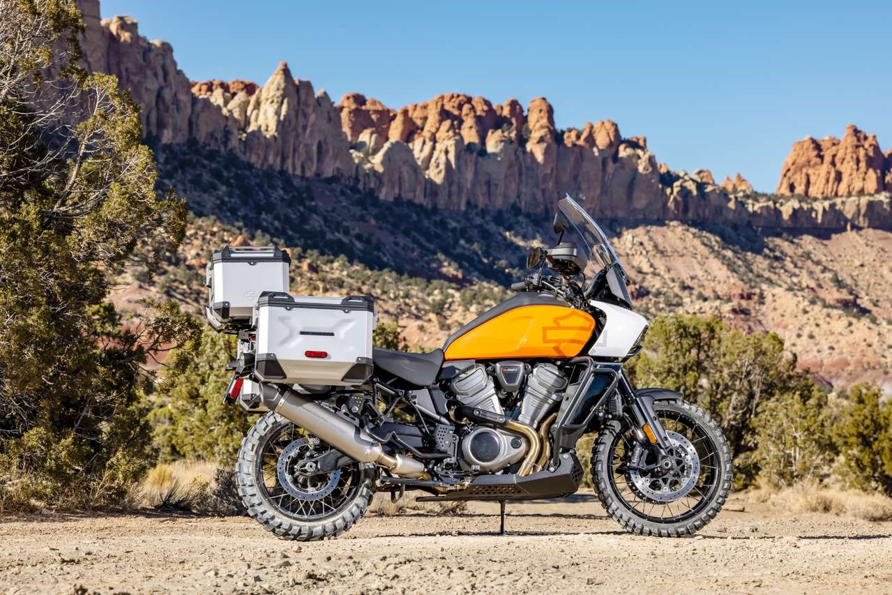 Harley Pan America mit Original-Alukofferset von SW-Motech und Titan-Schalldämpfer von Screamin’ Eagle