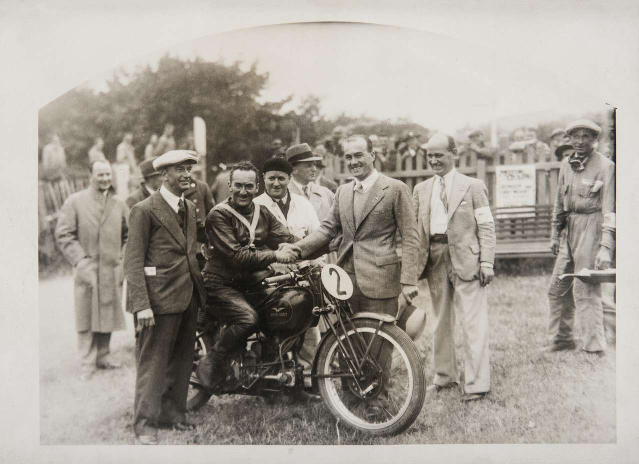 Die Gründerväter Carlo Guzzi (l.) und Giorgio Parodi (r.) mit Superstar Stanley Woods, der 1935 zum ersten Mal mit einem ausländischen Fabrikat die TT gewinnen konnte – gleich in zwei Klassen!