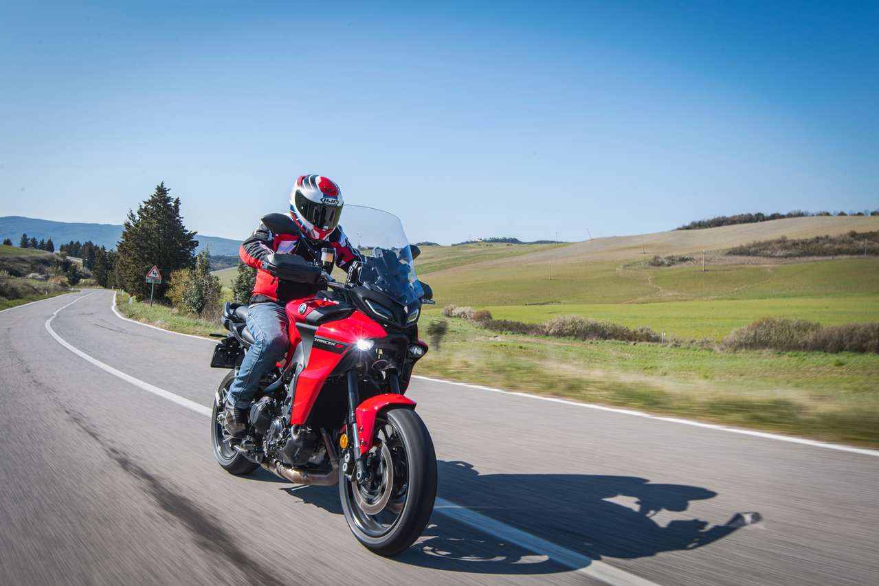 Yamaha Tracer 9: Das Basismodell erkennt man an den schwarzen Gabelholmen.