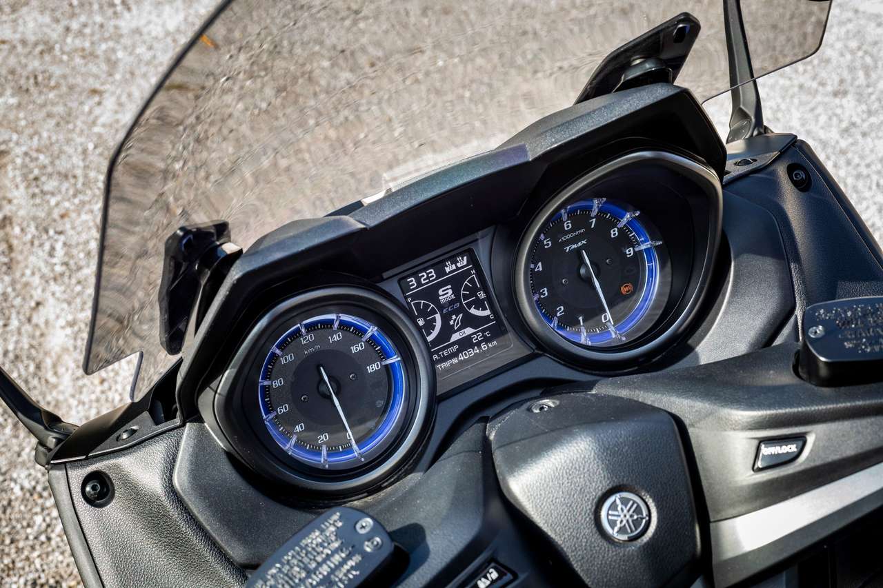 Das Cockpit sieht sportlich aus, das LCD ist zu klein. Den platzgreifenden Drehzahlmesser braucht man eher nicht.