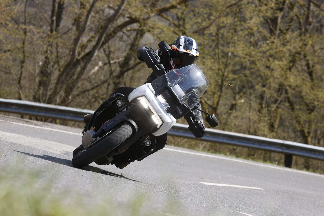 Die Pan America dürfte wohl die größte Schräglagenfreiheit aller Zeiten bei Harley bieten.