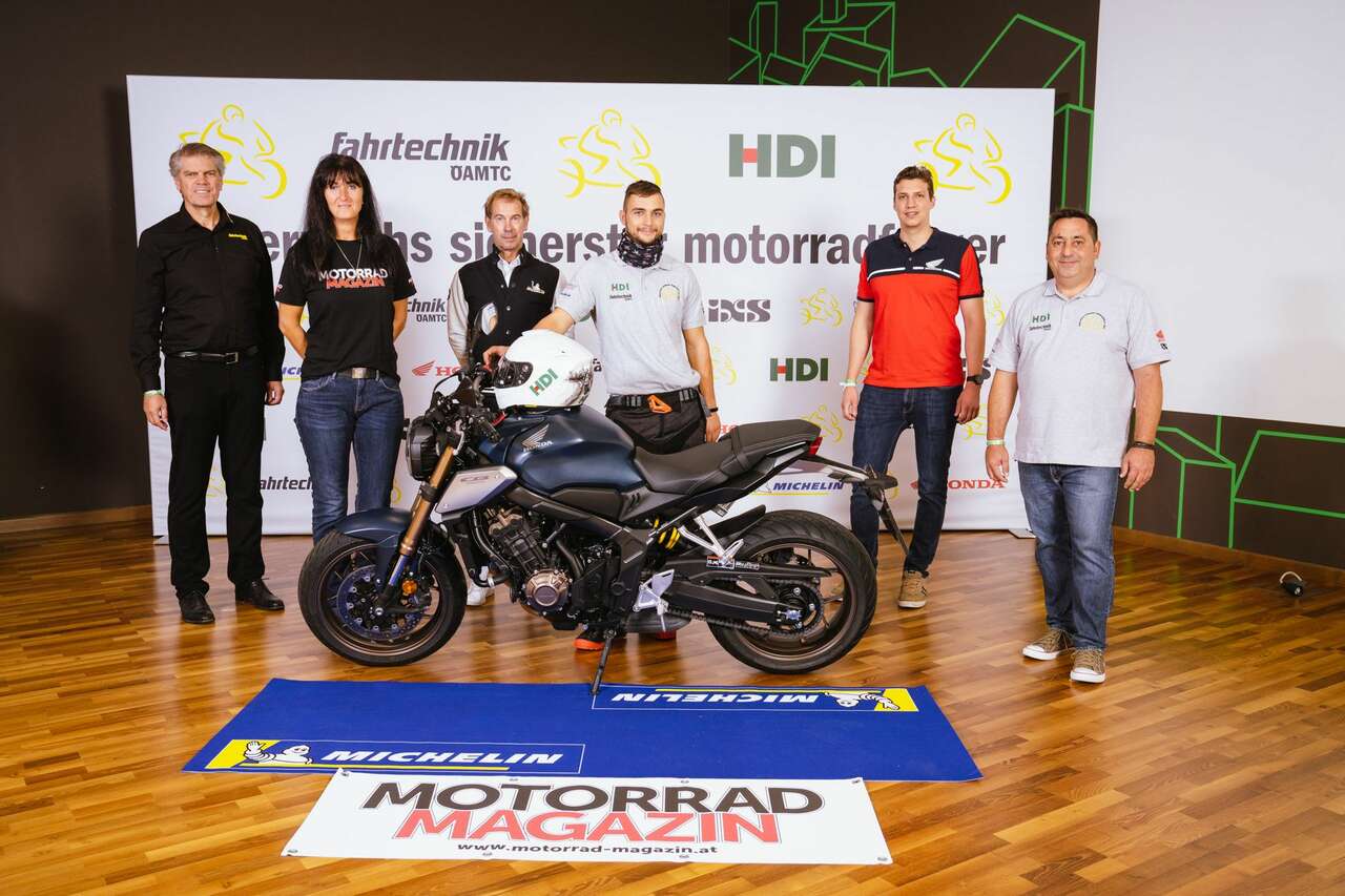 Der glückliche Gesamtsieger: Benjamin Wohlgemuth mit seiner brandneuen Honda CB650R, flankiert von Karl-Martin Studener (ÖAMTC Fahrtechnik), Beate Gangelberger (Motorradmagazin), Armin Güldner (Michelin), Niki Stadler (Honda Austria) und Markus Köninger (HDI)