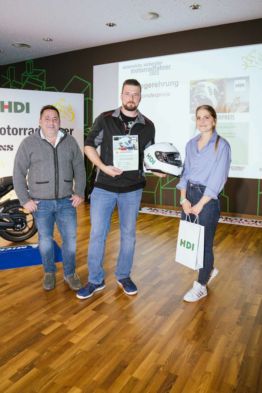 ... Stefan Weltsch mit Markus Köninger und Carina Pineda (HDI Versicherung).