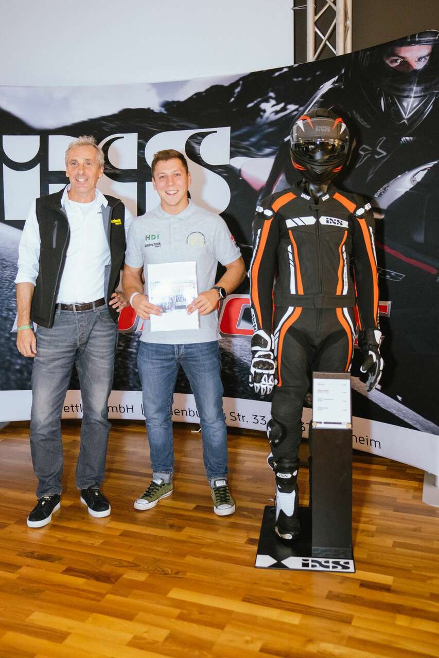 Die weiteren glücklichen Gewinner: Manuell Hessenberger mit ­Georg Scheiblauer (ÖAMTC Motorrad Chefinstruktor) ...