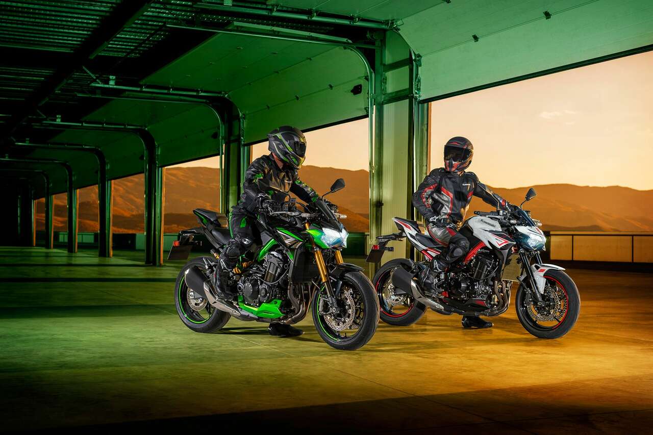 Die neue Kawasaki Z900 SE (links) und das Standardmodell – Letzteres erkennbar an den schwarzen Gabelrohren.