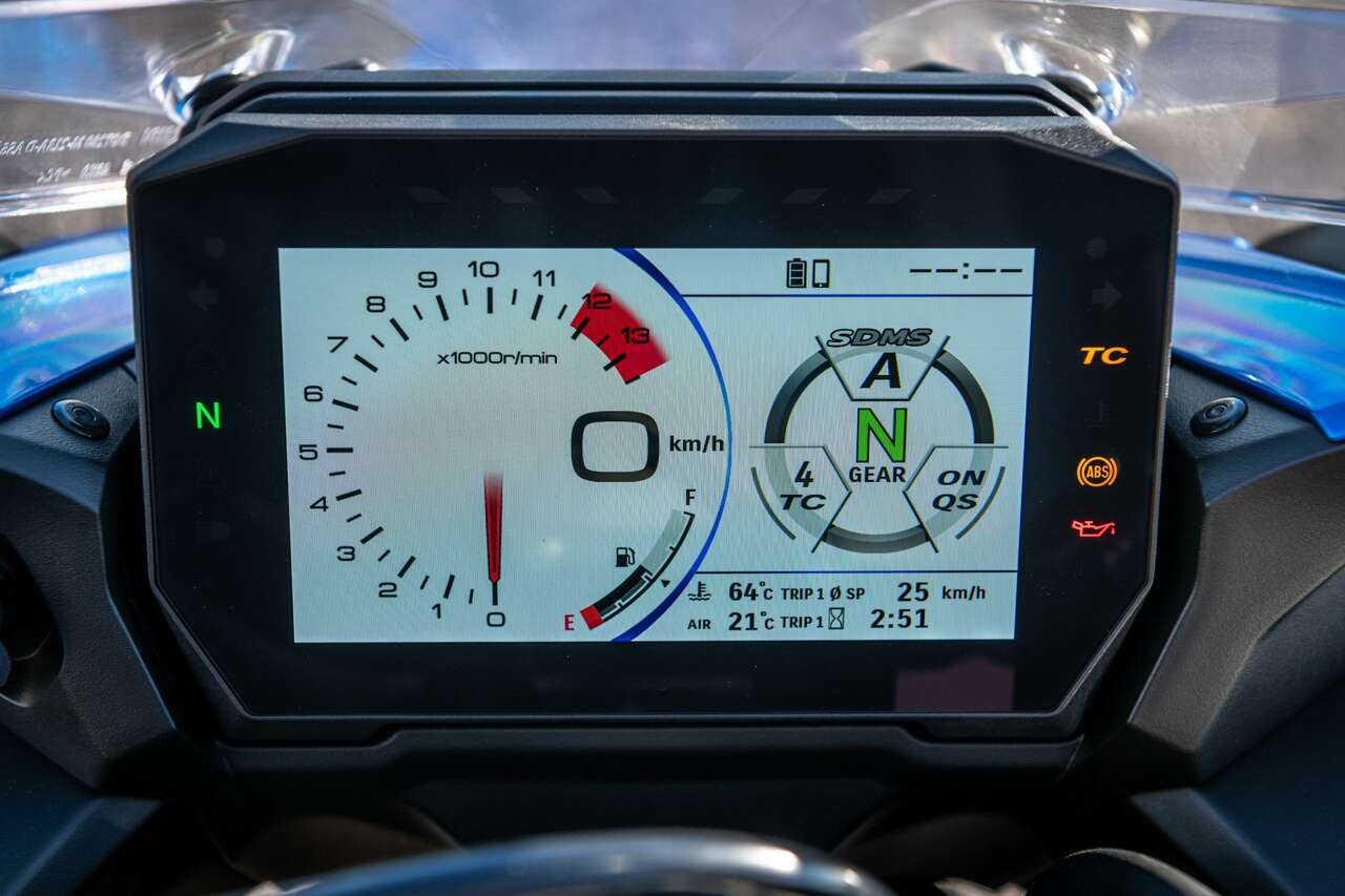 6,5-Zoll-TFT mit Connectivity. Navi-Apps kommen von 8 Drittanbietern.