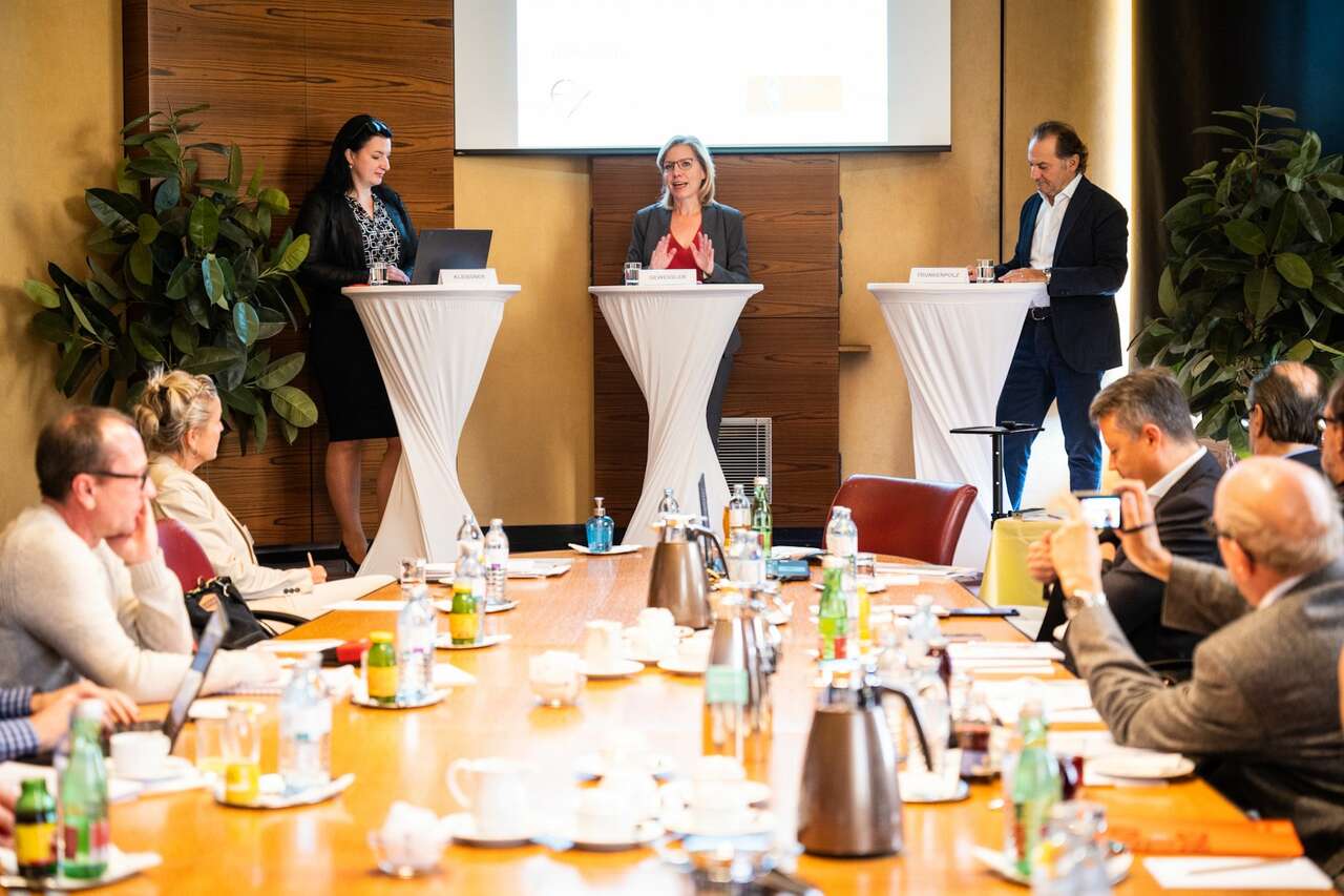 Präsentation der Studie Motorradwirtschaft in Österreich – v.l.n.r. Anna Kleissner (Economica), Eleonore Gewessler (Die Grünen), Hubert Trunkenpolz (Arge 2Rad)