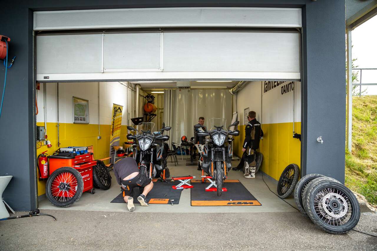 Für den Test standen zwei baugleiche KTM 890 Adventure Mod. 2021 zur Verfügung. Eine wurde ausschließlich auf Asphalt, die andere nur im Gelände gefahren.