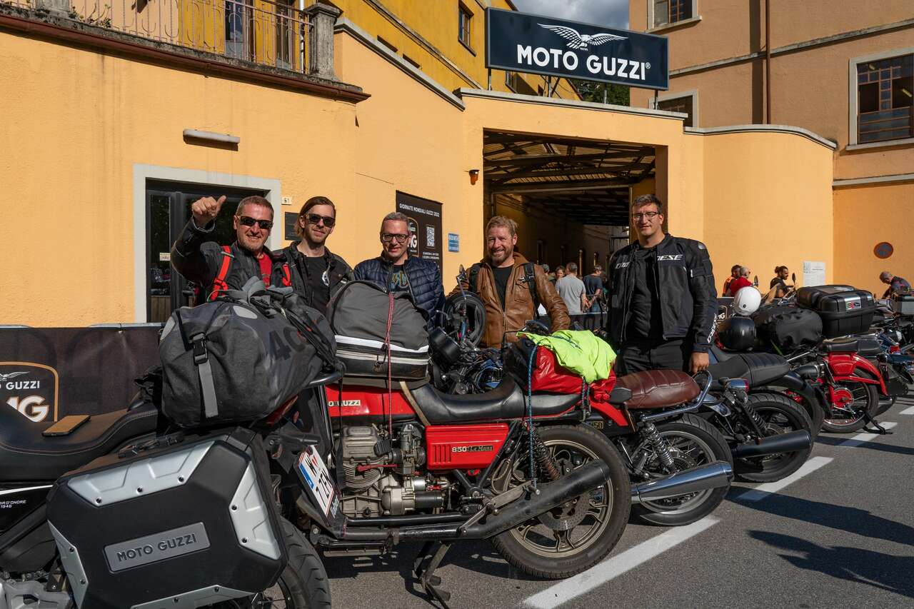 Die österreichische Delegation nach der Anreise über die Schweizer Alpenpässe: Hubert, Benjamin, Dominik, Michael, Markus und der Autor nicht sichtbar am Bedienpult der Kamera.