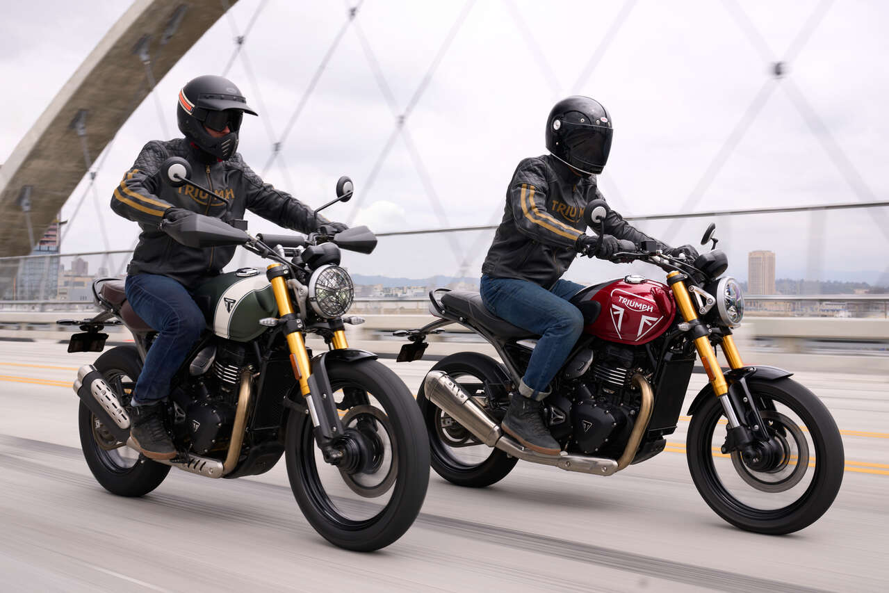 Triumph Scrambler 400 X (l.) und Speed 400