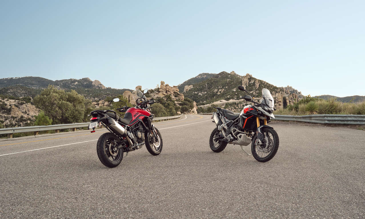 Triumph Tiger 900 (GT Pro links, Rally Pro rechts)