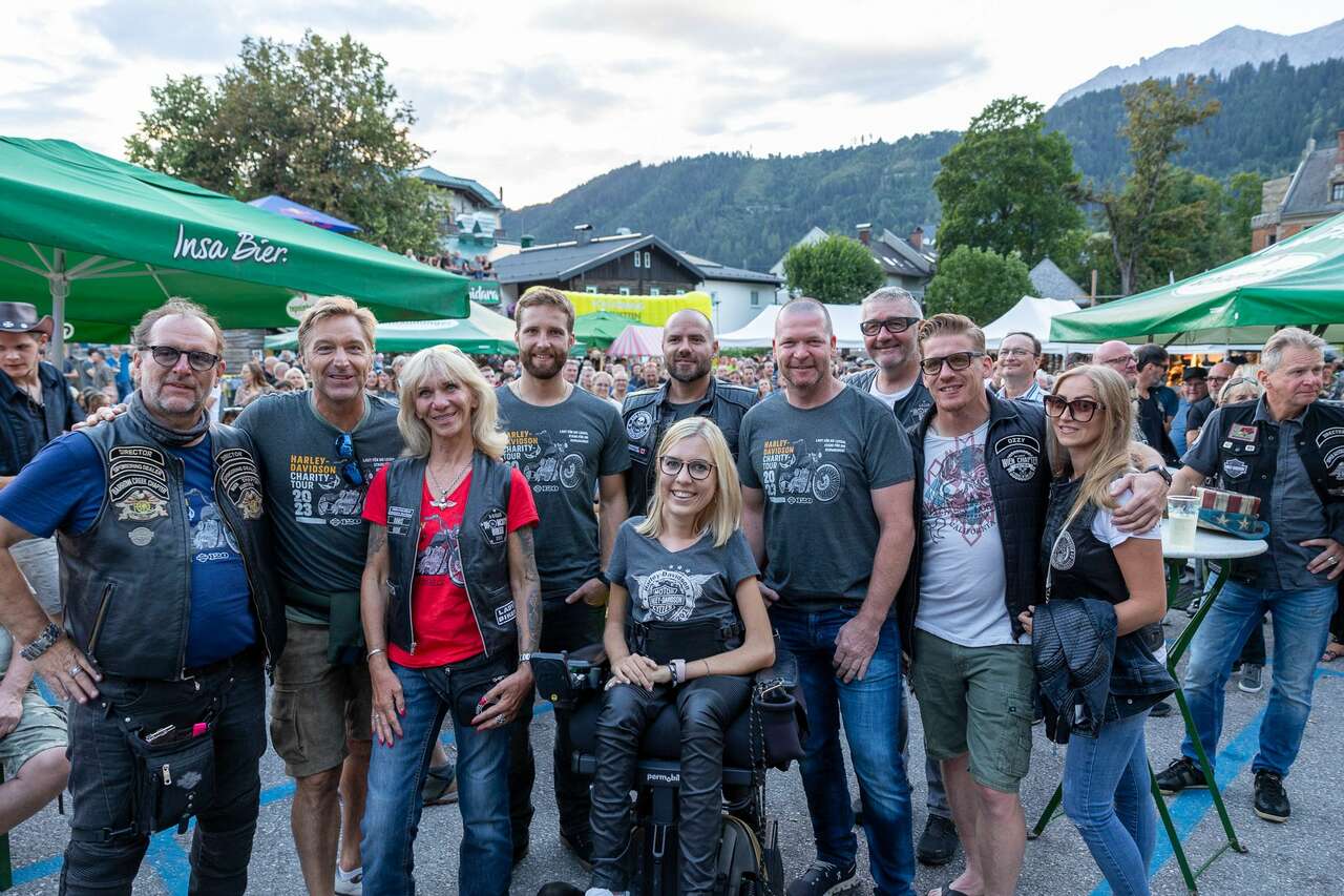 Schladming: Stars des alpinen Wintersports unterstützen die HDCT vlnr: Ferdinand O. Fischer (Gründer HDCT), Hans Knauß, Doris Hofer (Ergo Vers.), Marco Schwarz, Jan Hudec, Tina Holmes (HDCT), Klaus Kröll, Thomas Hofer, Ozzy Rauer, Lydia Maschler Foto: Michael Löwy