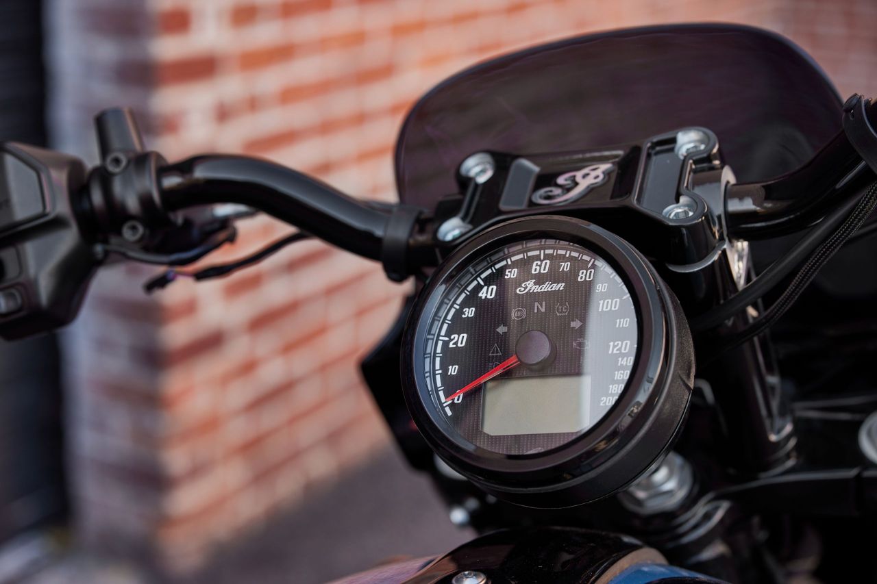 Indian Scout 2024: das analoge Instrument der Versionen Basis und Limited