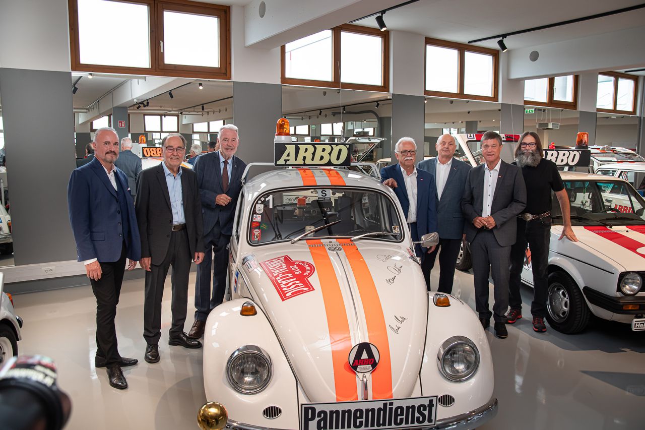Eröffnung ARBÖ-Oldtimerschau (v.l.n.r.): KommR Mag. Gerald Kumnig, ARBÖ-Generalsekretär; Friedlich Fehr; Mag. Klaus Schneeberger, Bürgermeister Stadt Wr. Neustadt; Fritz Beidler, Präsident ARBÖ-Wien; Franz Pfeiffer, Präsident ARBÖ-Niederösterreich; Dr. Peter Rezar, Präsident ARBÖ-Bundesorganisation; Ronald Fehr. Foto © R. Wehr<br />