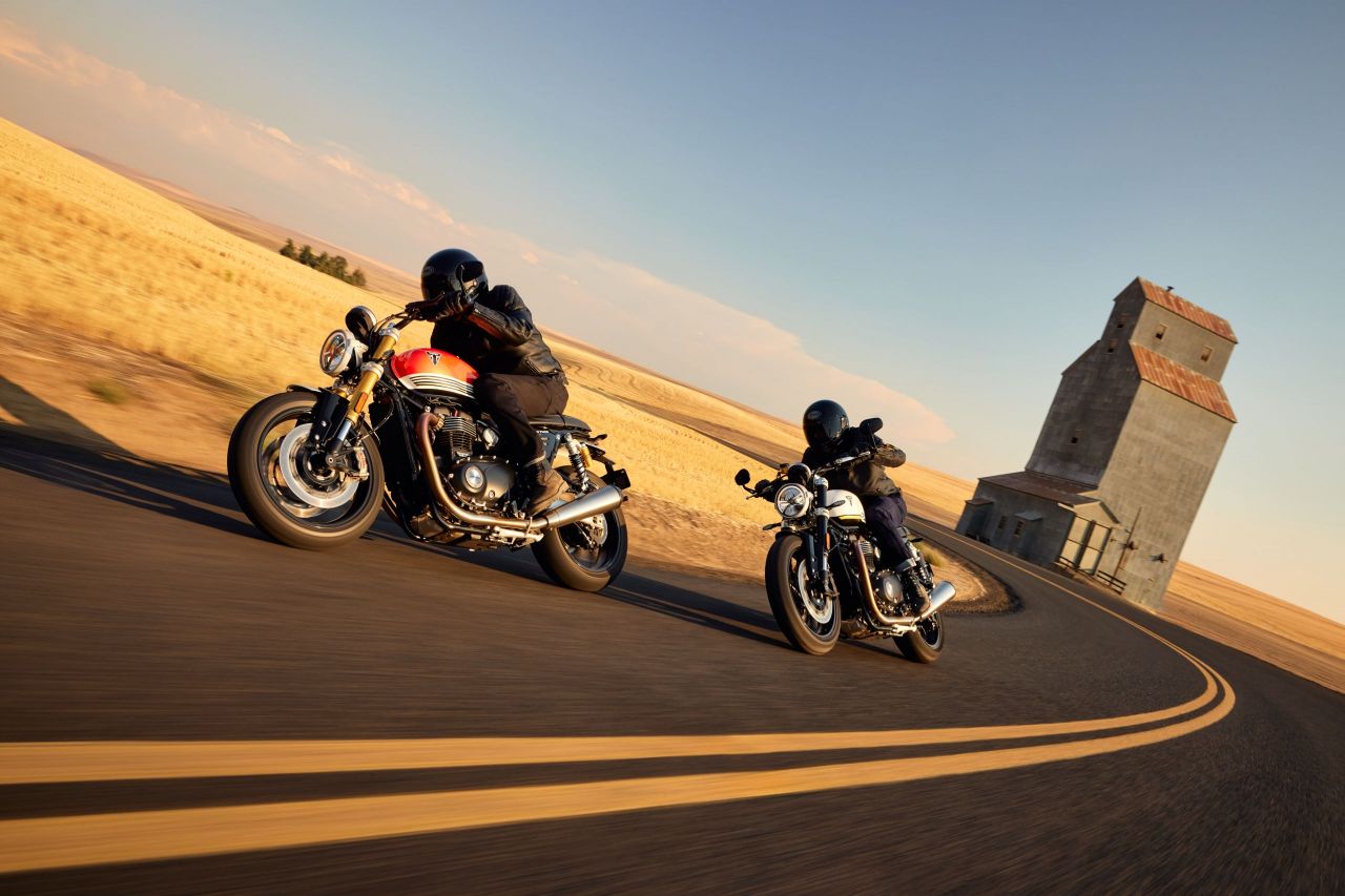 Triumph Speed Twin 1200 (r.) und Speed Twin 1200 RS