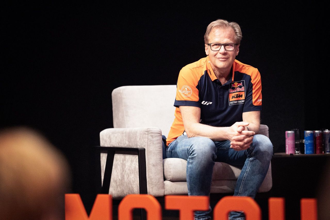 Wolfgang Felber, einer der Väter der KTM Duke, spricht in der KTM Motohall.